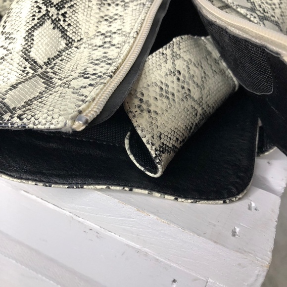 Snakeskin Pattern Buckle Boots - Picture 5 of 7